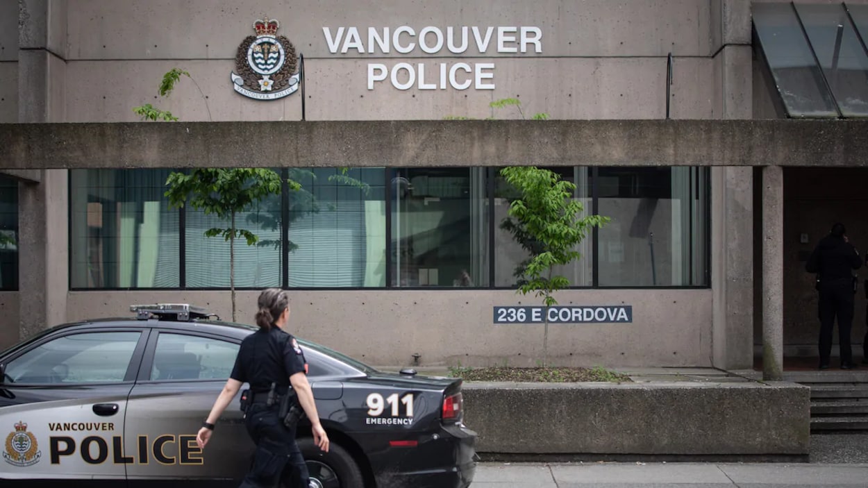 Une policière se dirige vers le poste de police de la rue Cordova, à Vancouver.