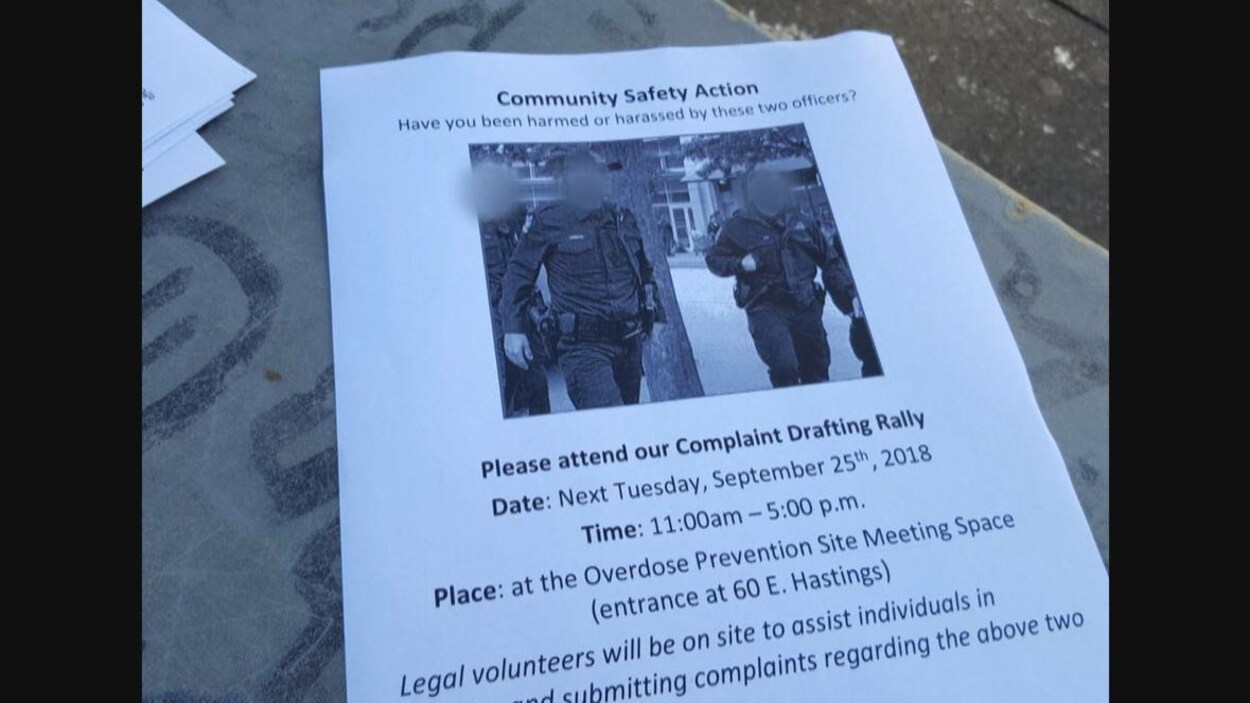 On voit une affiche imprimée avec la photo de deux policiers. On voit une affiche imprimée avec la photo de deux policiers.