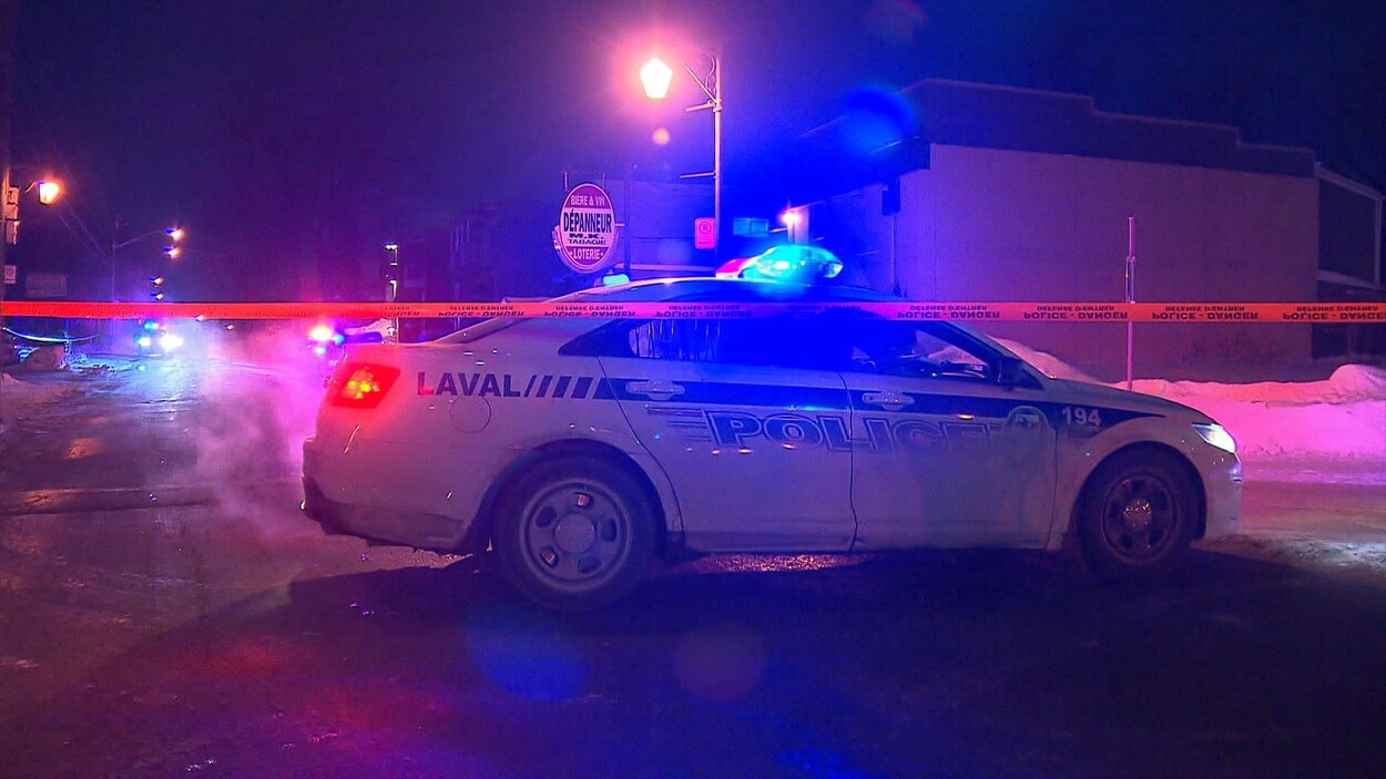 Une voiture de police. Une voiture de police.