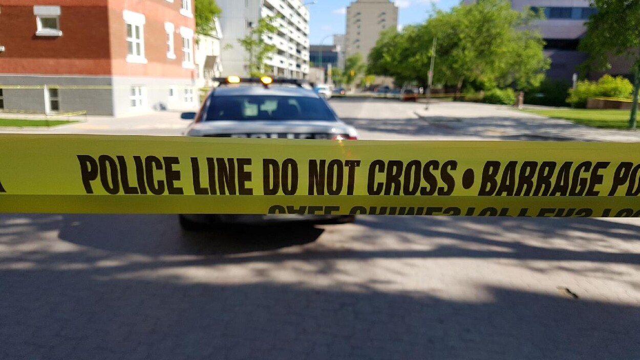 Un ruban jaune de la police délimite une scène de crime.