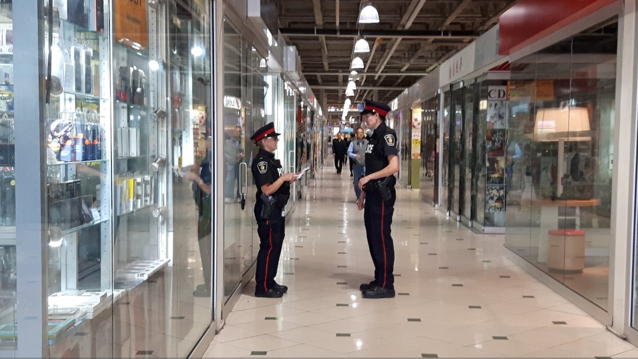 Des policières debout dans un corridor