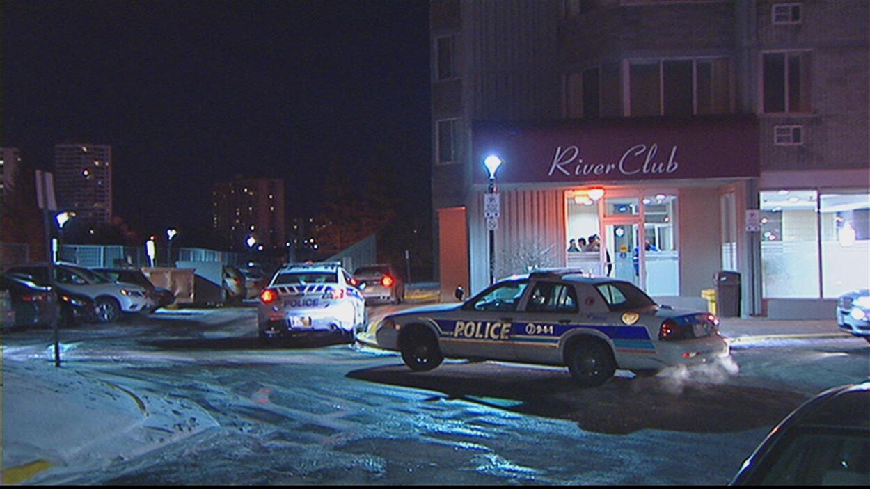 Trois véhicules de la police d'Ottawa sont stationnées devant les lieux où s'est déroulé le 22e homicide de l'année 2016 dans la capitale nationale. Trois véhicules de la police d'Ottawa sont stationnées devant les lieux où s'est déroulé le 22e homicide de l'année 2016 dans la capitale nationale.