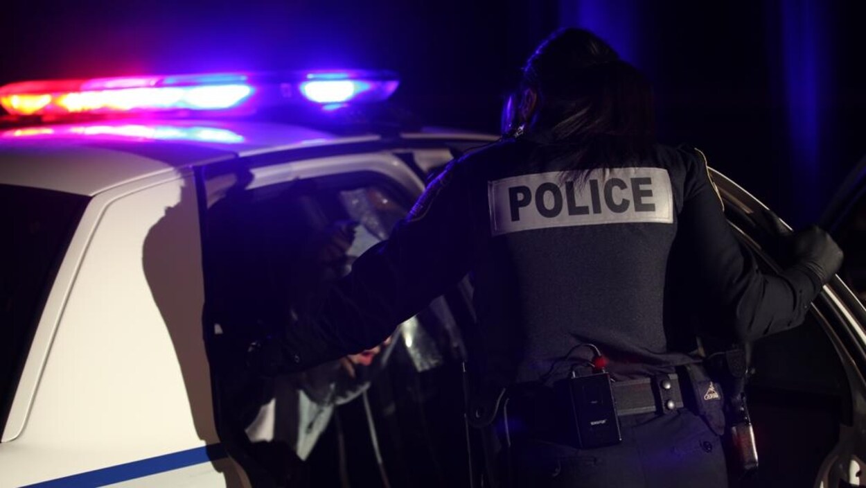Une policière du Service de police de la Ville de Québec en action.