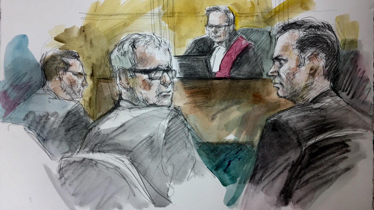 Dessin artistique d'une salle d'audience de palais de justice, quatre hommes dont un juge assis à un bureau surélevé.