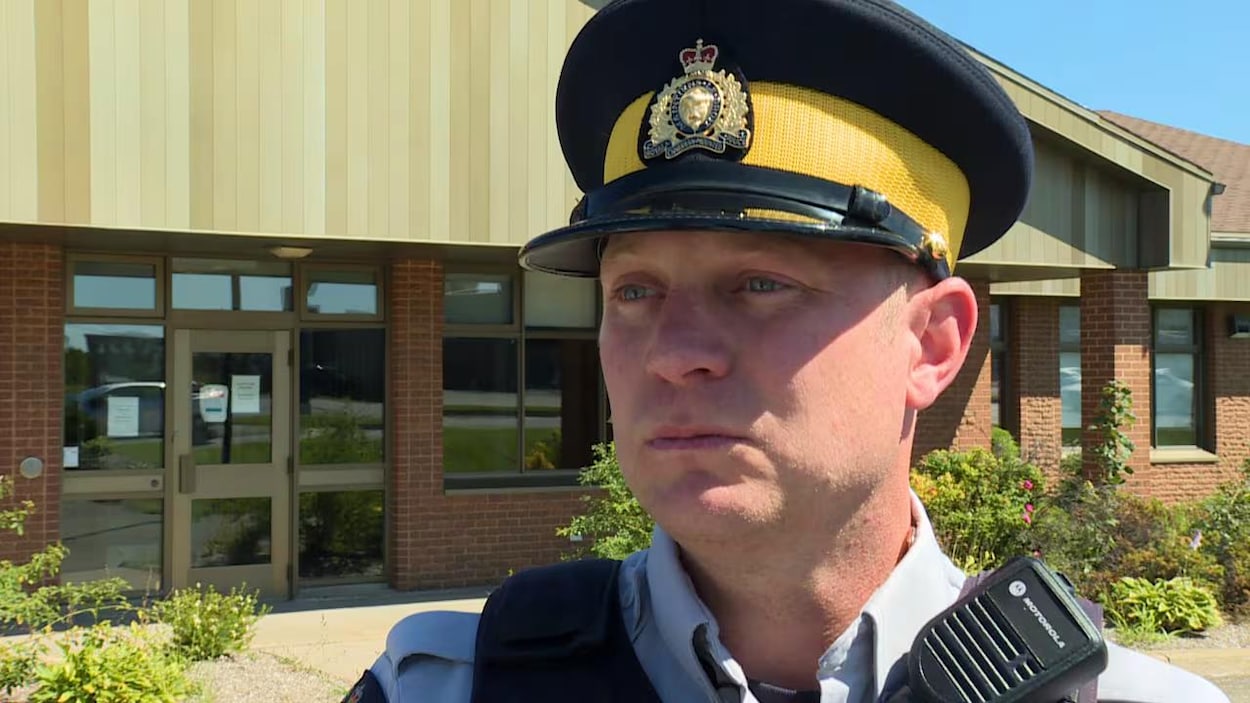 Un homme témoigne contre un policier accusé de voies de fait graves