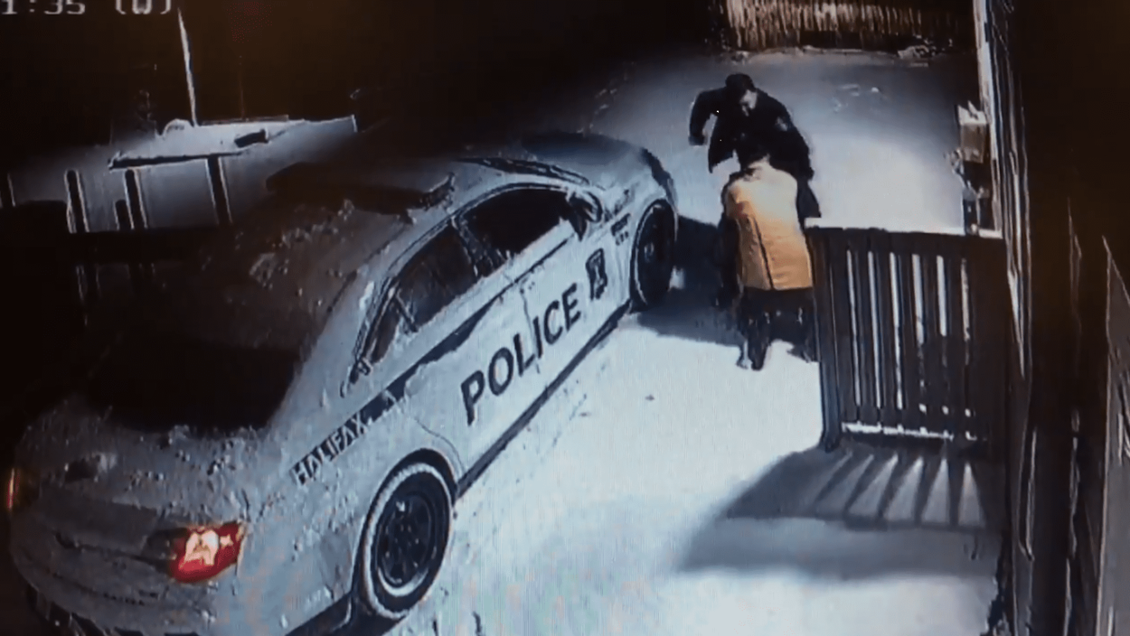 Capture d'écran de la vidéo de surveillance où l'on voit le policier Gary Basso frapper sa victime.