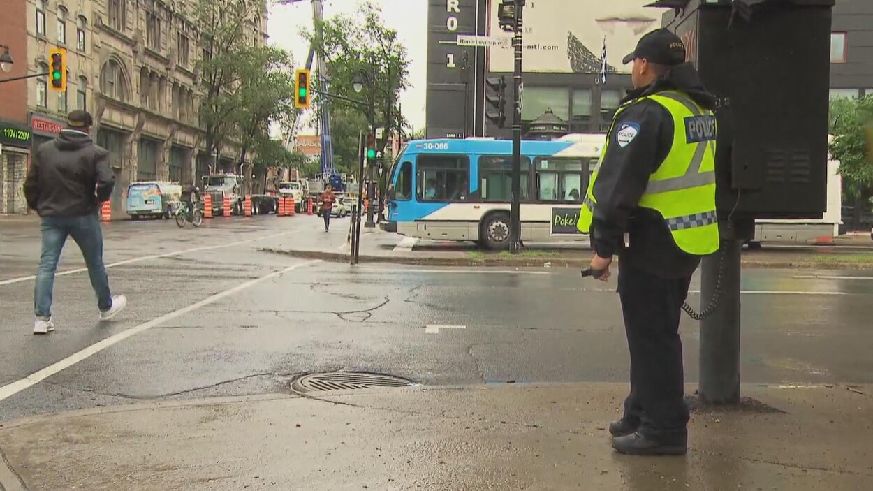 Un policier du SPVM au travail habillé du pantalon officiel de l'uniforme Un policier du SPVM au travail habillé du pantalon officiel de l'uniforme