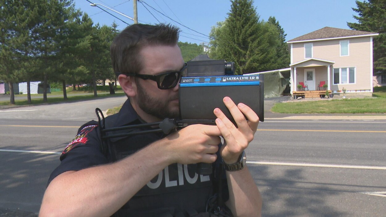 Un policier d'Edmundston surveille la vitesse des automobilistes. Un policier d'Edmundston surveille la vitesse des automobilistes.