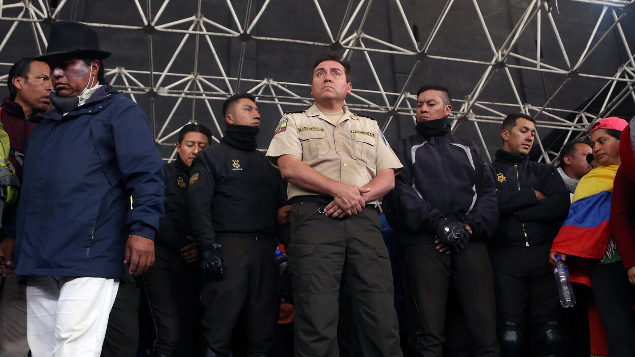 Quelques-uns des policiers parmi les manifestants.