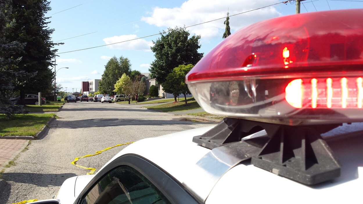 Les policiers ont établi un périmètre de sécurité sur la rue De La Gorgendière, à Sainte-Marie, jeudi.