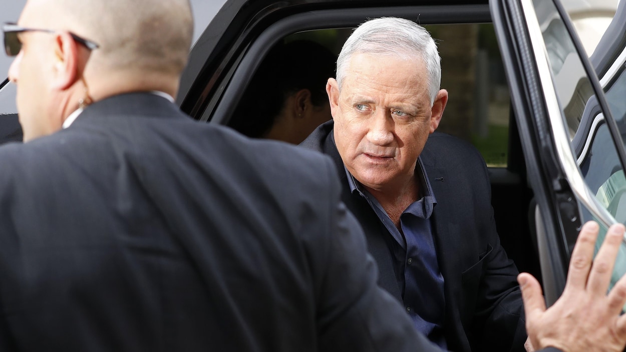 Benny Gantz sort d'une voiture.