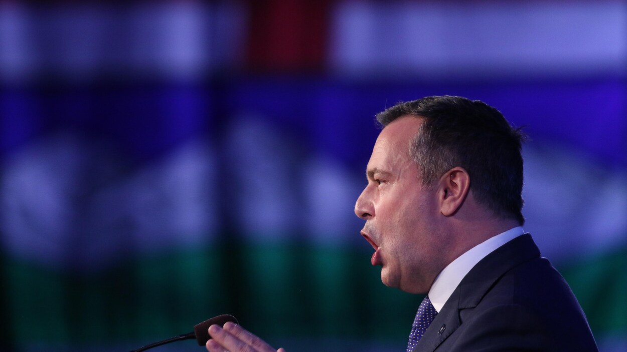 Le premier ministre albertain, Jason Kenney, s'exprime au micro lors de l'assemblée générale de son parti.