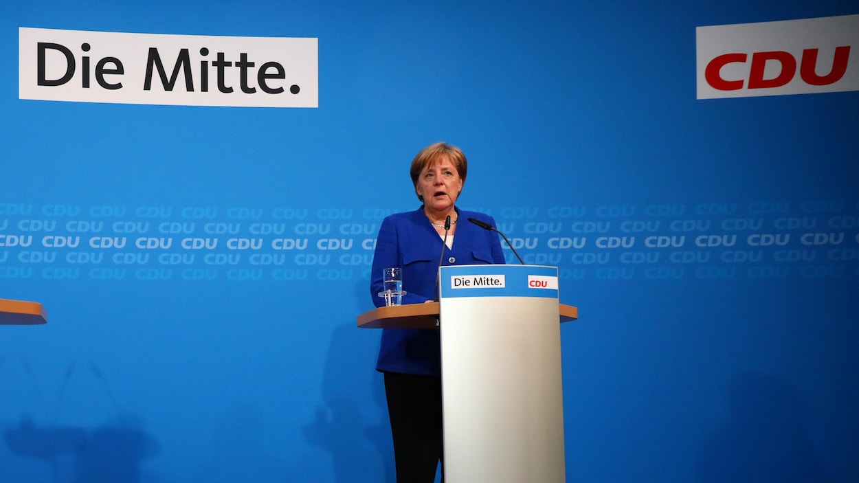 Angela Merkel lors d'une allocution, derrière un lutrin.