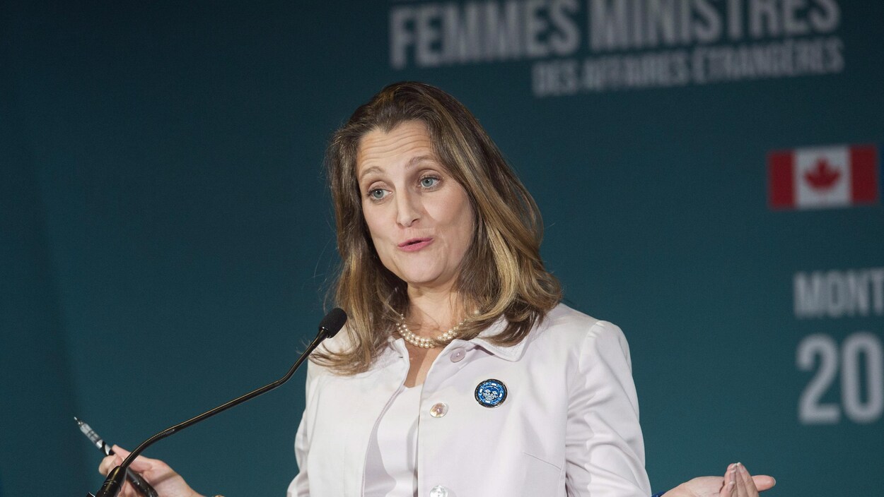 La ministre des Affaires étrangères, Chrystia Freeland, lors d'une allocution.