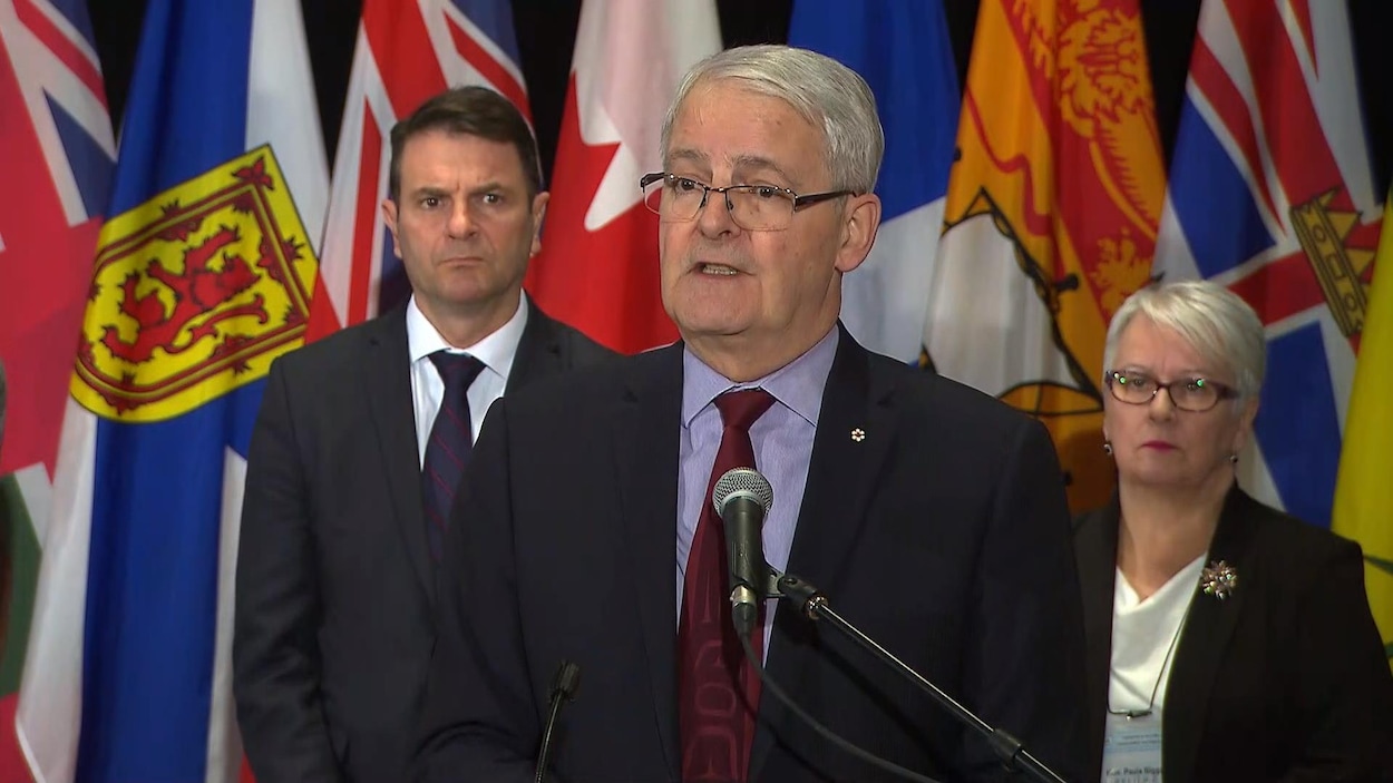 Le ministre Marc Garneau en conférence de presse