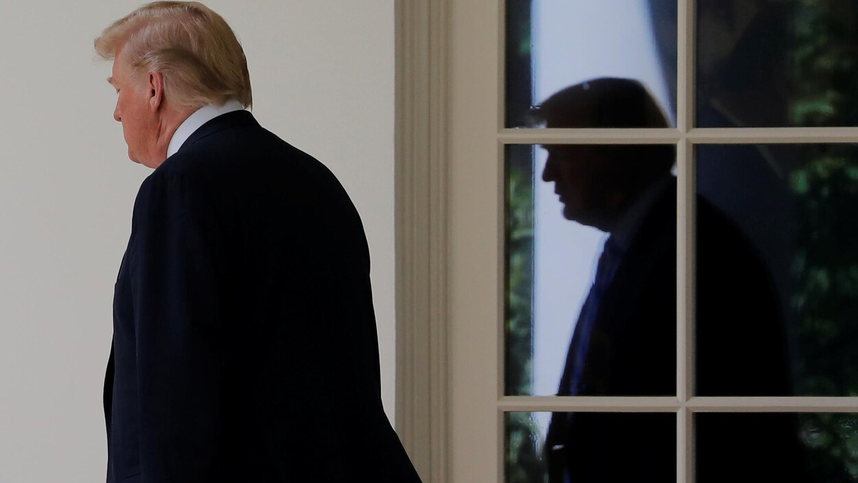 Le président Donald Trump quittant la Maison-Blanche.