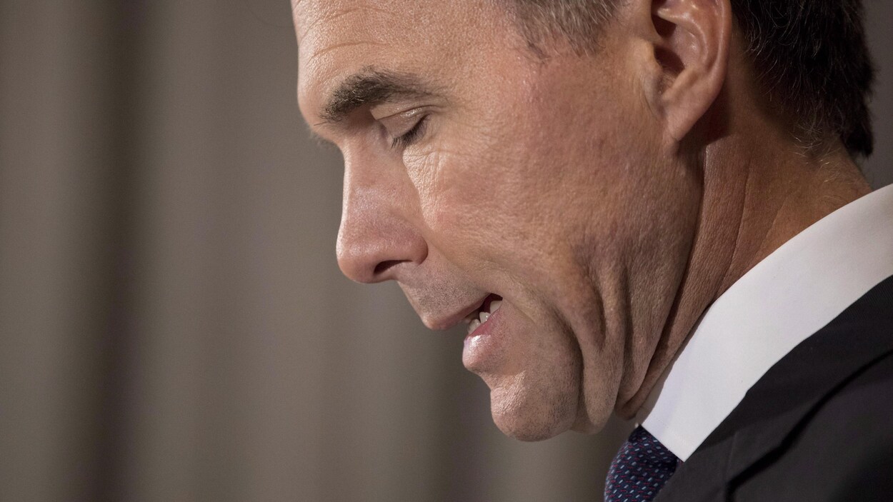 Le ministre Bill Morneau regarde vers le bas lors d'une allocution.