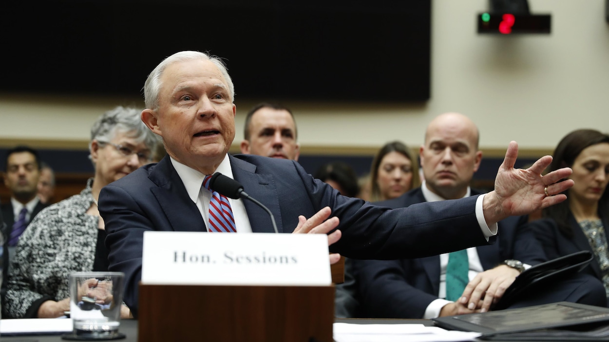 Le secrétaire américain à la Justice, Jeff Sessions, devant le Congrès. Le secrétaire américain à la Justice, Jeff Sessions, devant le Congrès.