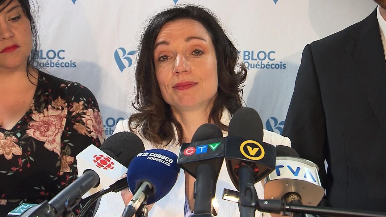 Une femme en conférence de presse.