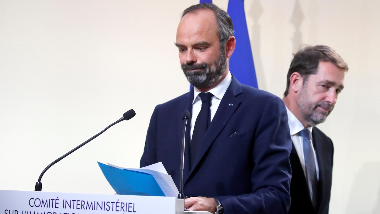 Édouard Philippe s'adresse aux journalistes lors d'une conférence de presse.