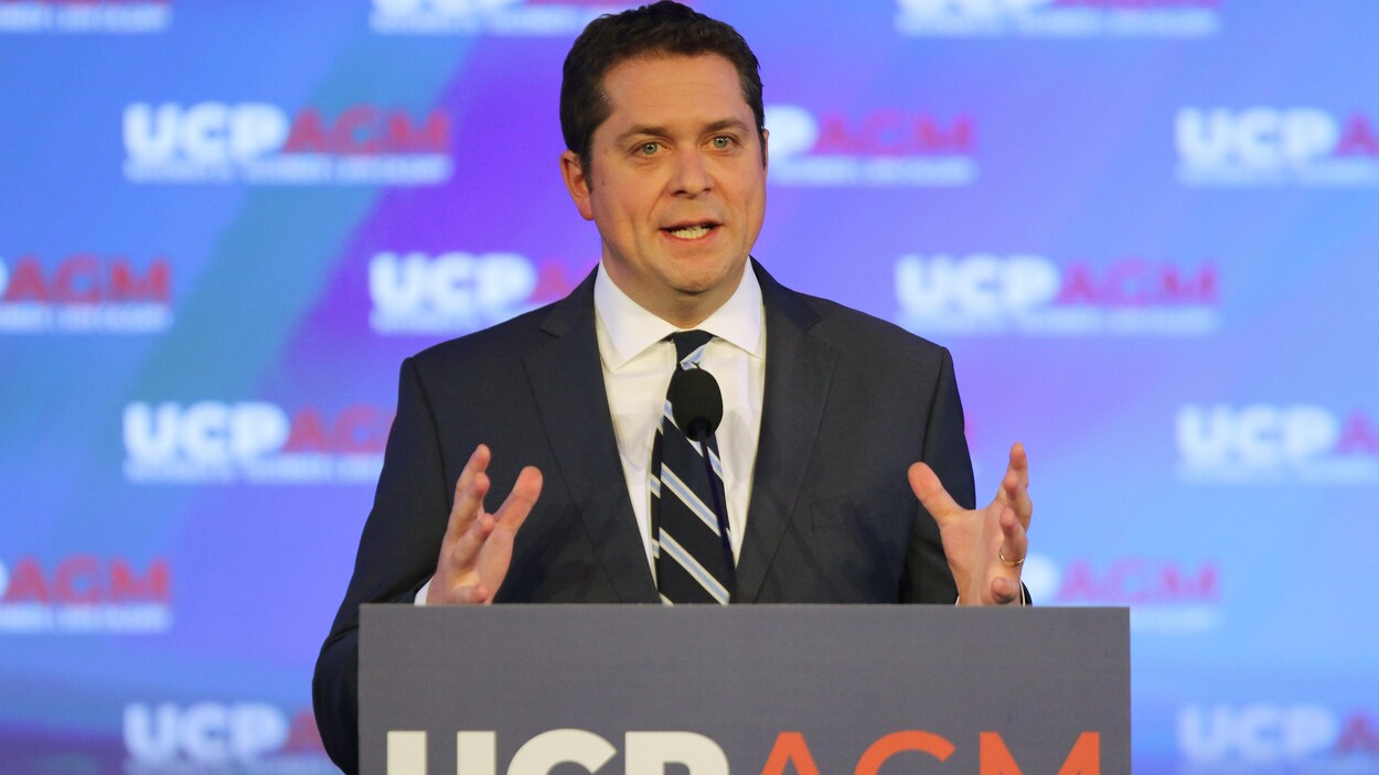 Plan large d'Andrew Scheer au micro lors de l'assemblée générale du Parti conservateur uni de l'Alberta.