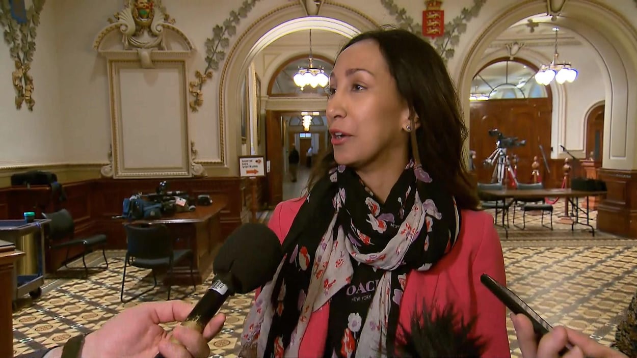 Marwah Rizqy dans les corridors de l'Assemblée nationale.