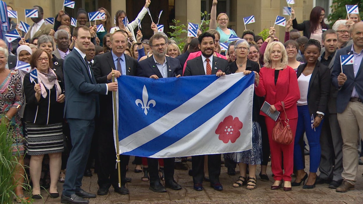 En avant-plan, le drapeau franco-albertain porté par quatre personnes, derrière eux une foule avec des petits drapeaux à la main. 14 juin 2017 : Jour de célébration pour la francophonie albertaine. Son drapeau devient un emblème provincial. En avant-plan, le drapeau franco-albertain porté par quatre personnes, derrière eux une foule avec des petits drapeaux à la main. 14 juin 2017 : Jour de célébration pour la francophonie albertaine. Son drapeau devient un emblème provincial.