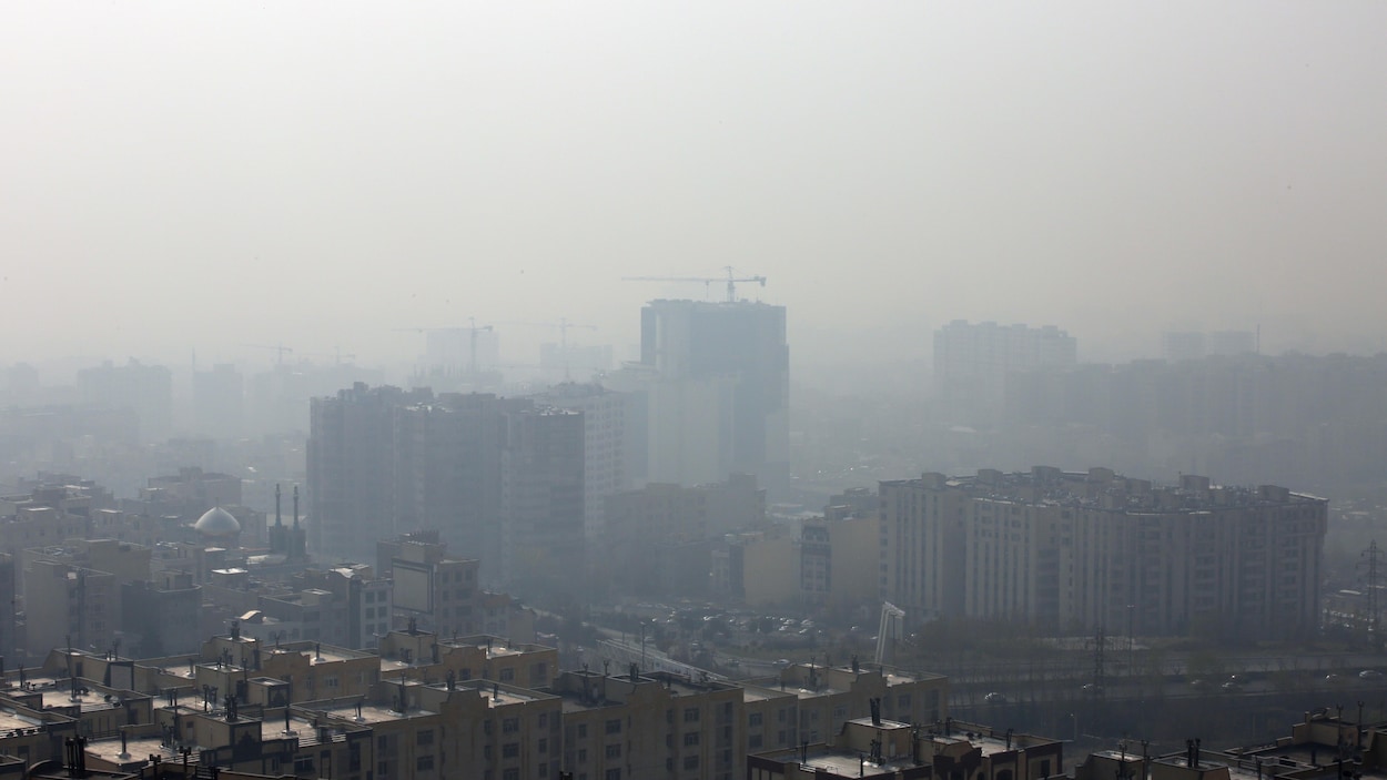 Une vue générale de Téhéran, en Iran, où un épais nuage recouvre la ville et l'horizon.