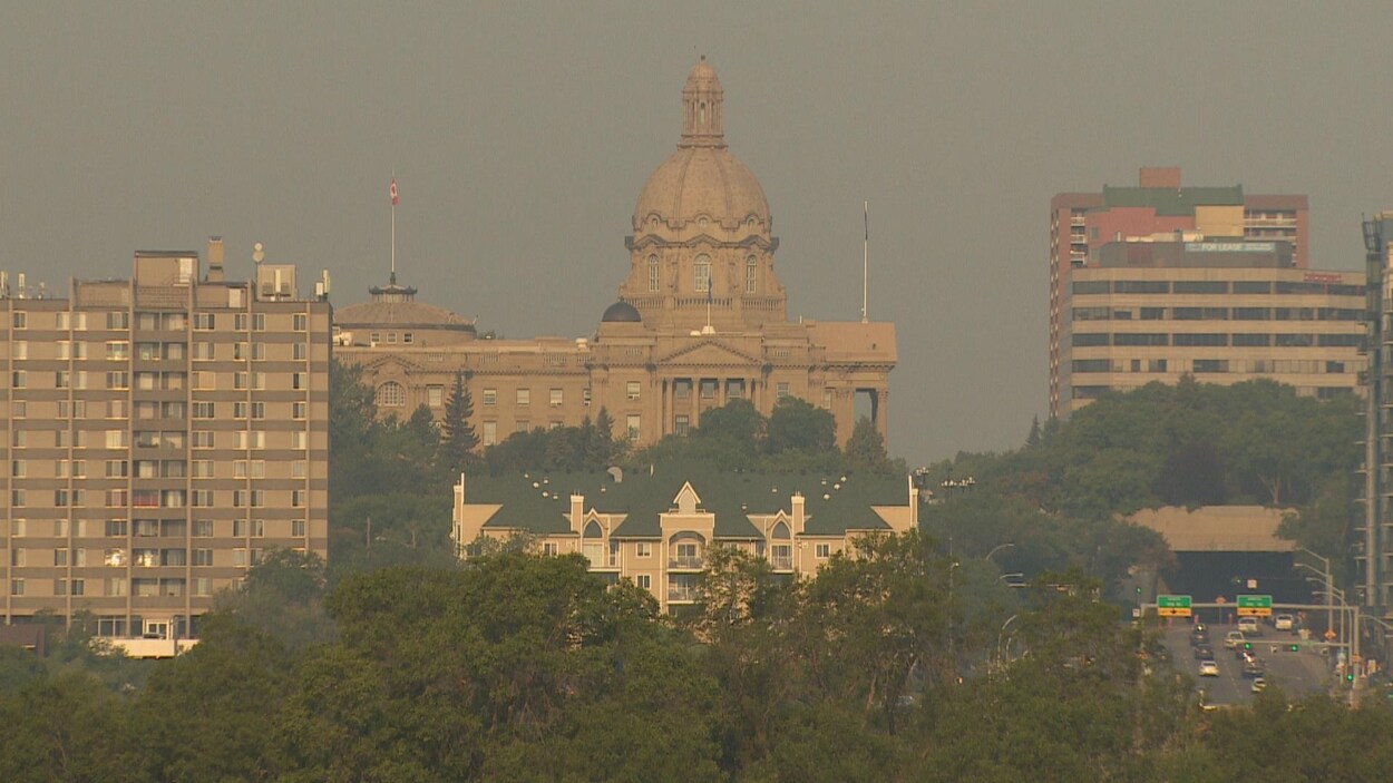 La visibilité du bâtiment de l'Assemblée législative albertaine est réduite par un air épais aux teintes inhabituelles. La visibilité du bâtiment de l'Assemblée législative albertaine est réduite par un air épais aux teintes inhabituelles.