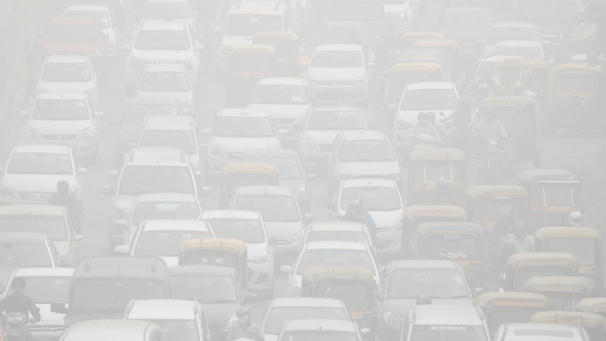 Circulation et smog à Delhi, en Inde Circulation et smog à Delhi, en Inde