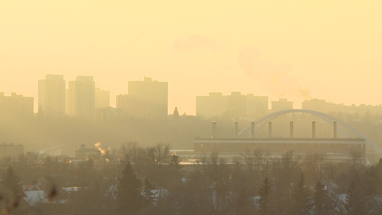 Vue sur la ville et le pont d'Edmonton. Le smog donne une couleur jaunâtre au paysage.