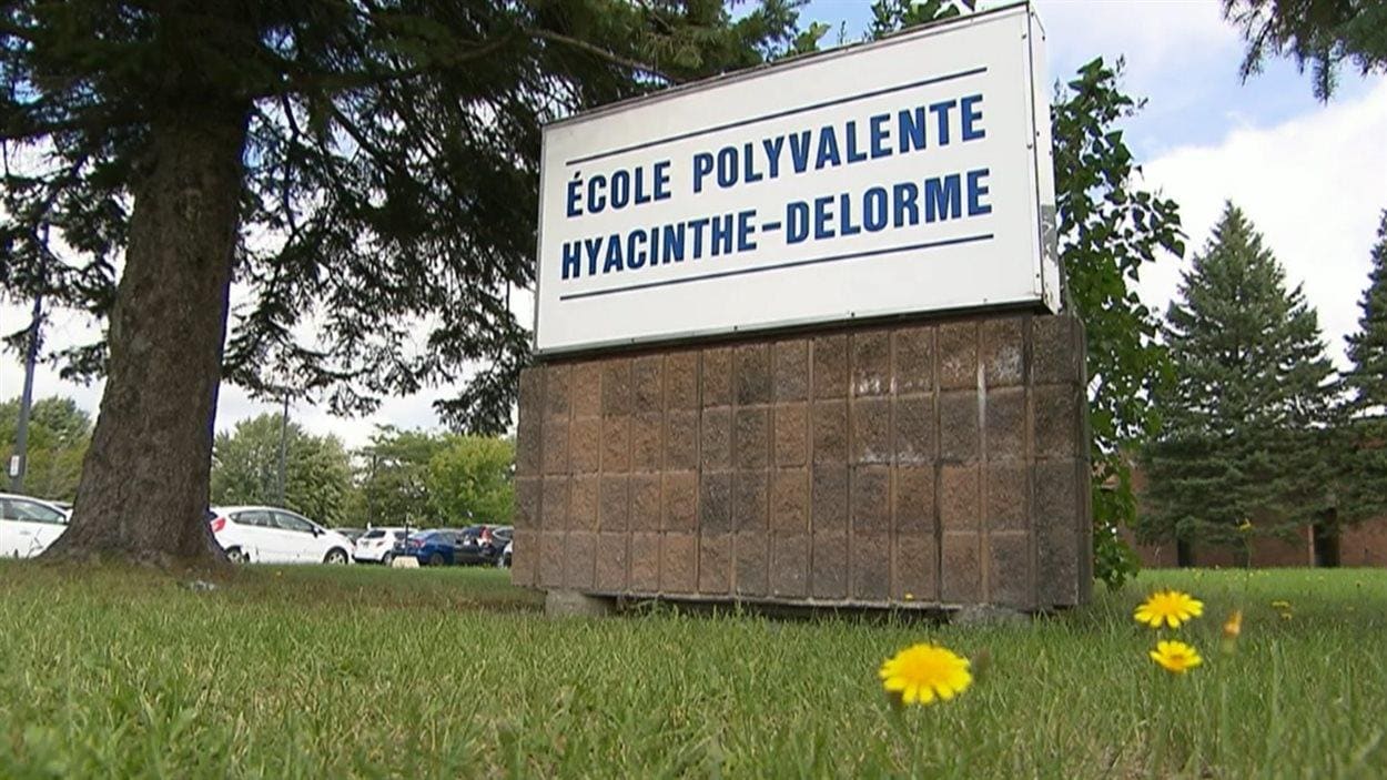 La Polyvalente Hyacinthe-Delorme, école secondaire où deux jeunes ont été arrêtés pour complot et menaces. La Polyvalente Hyacinthe-Delorme, école secondaire où deux jeunes ont été arrêtés pour complot et menaces.