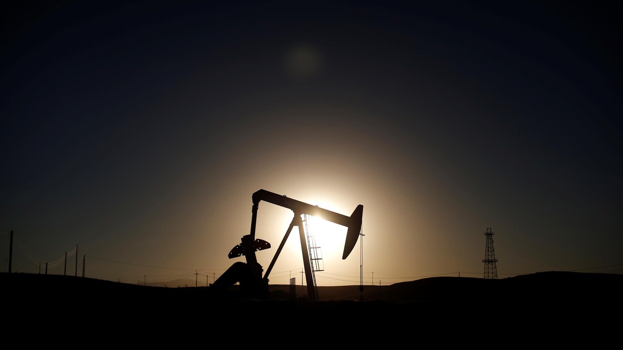 Une pompe à pétrole dans un champ en Californie Une pompe à pétrole dans un champ en Californie