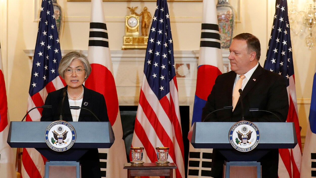 Le secrétaire d'État américain, Mike Pompeo, en compagnie de son homologue sud-coréenne, Kang Kyung-wha, lors d'une conférence de presse à Washington le 11 mai 2018. Le secrétaire d'État américain, Mike Pompeo, en compagnie de son homologue sud-coréenne, Kang Kyung-wha, lors d'une conférence de presse à Washington le 11 mai 2018.