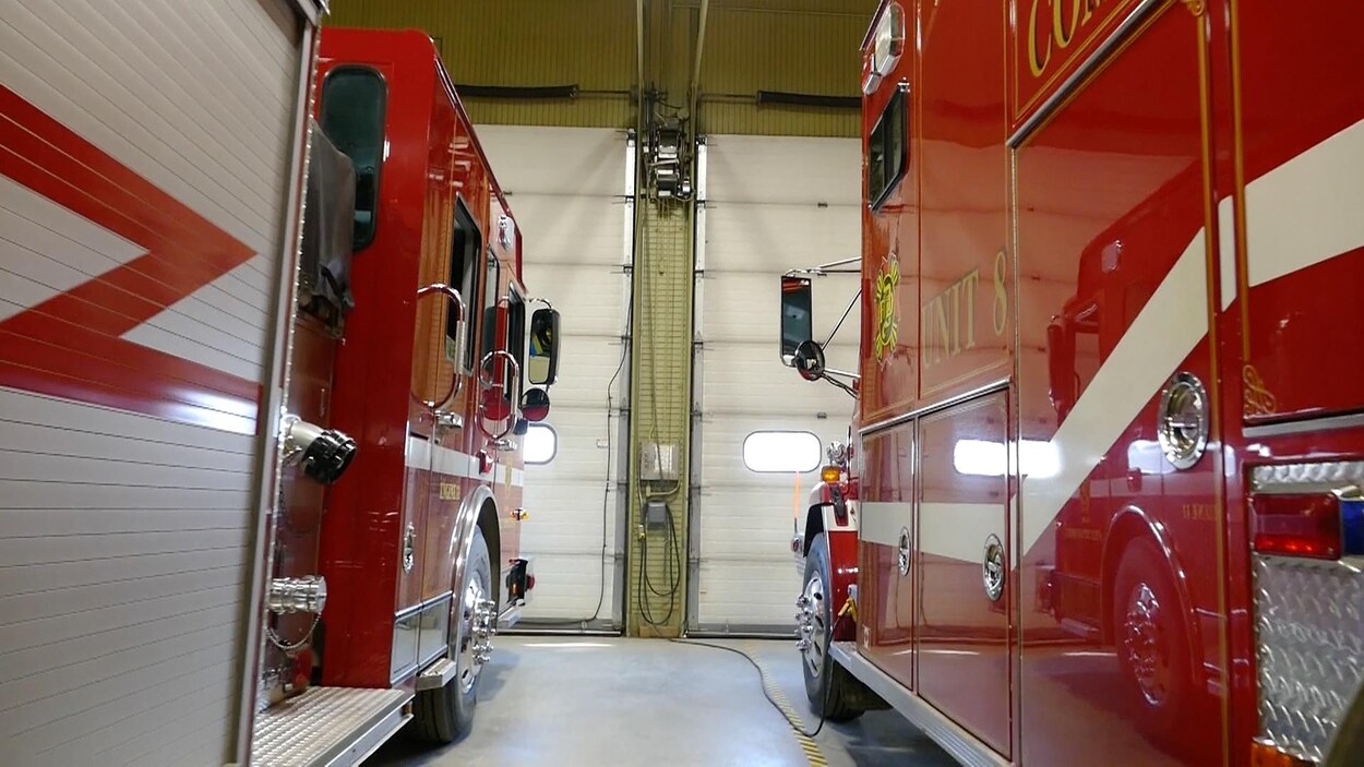 Deux camions de pompiers à la caserne