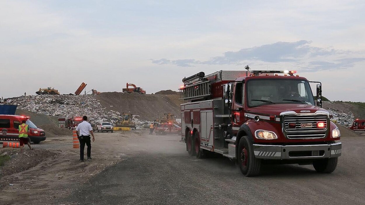Un camion d'incendie quitte les lieux du sinistre.