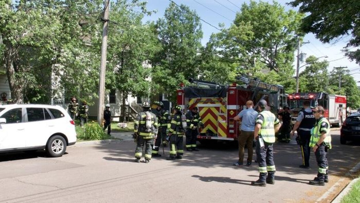 Des pompiers à l'extérieur d'un domicile.