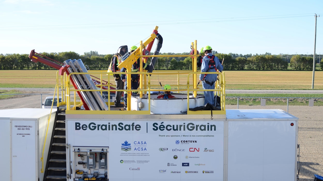 Des pompiers s’entraînent à secourir des victimes coincées dans des silos à grain