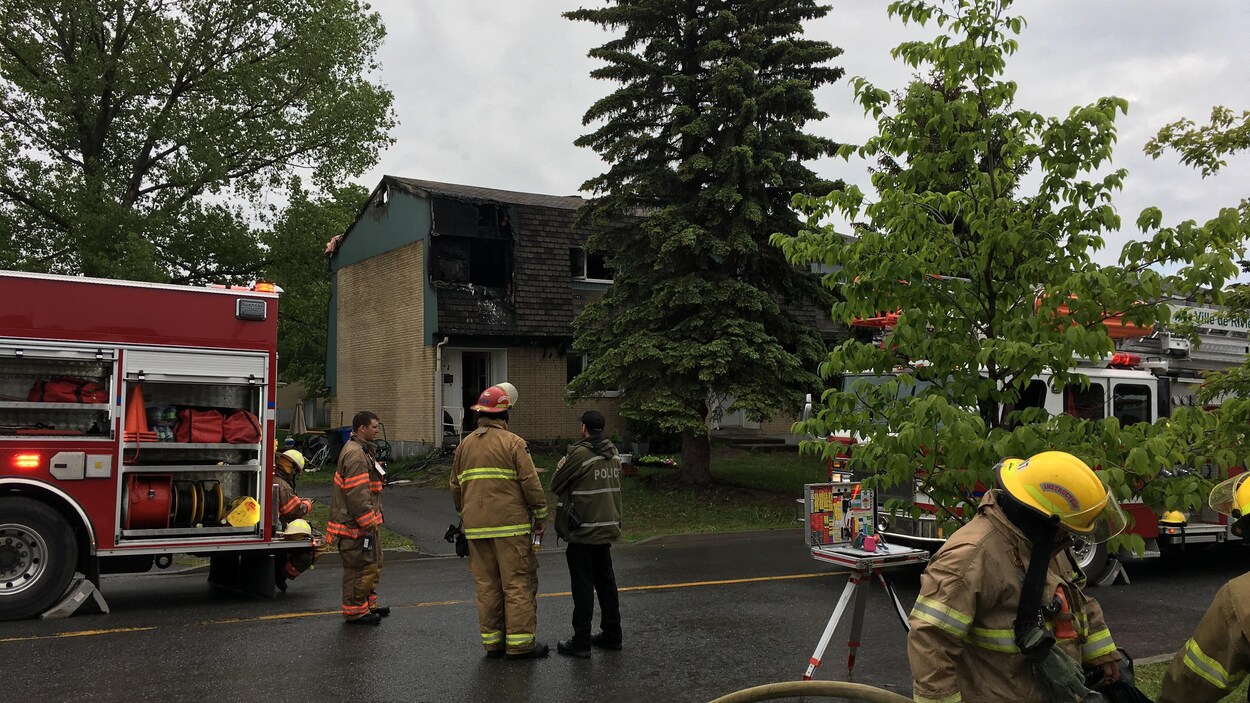 pompiers au travail avec la SQ devant un quadruplex