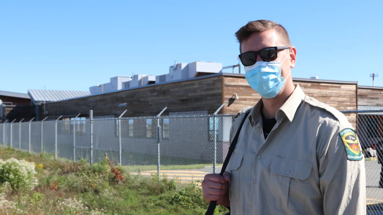Un pompier forestier qui porte un masque médical.