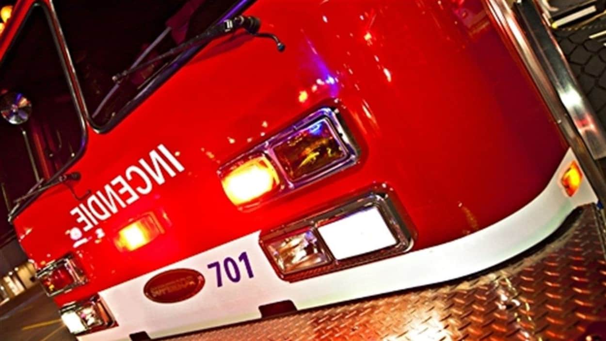 Le devant d'un véhicule des services d'incendies.