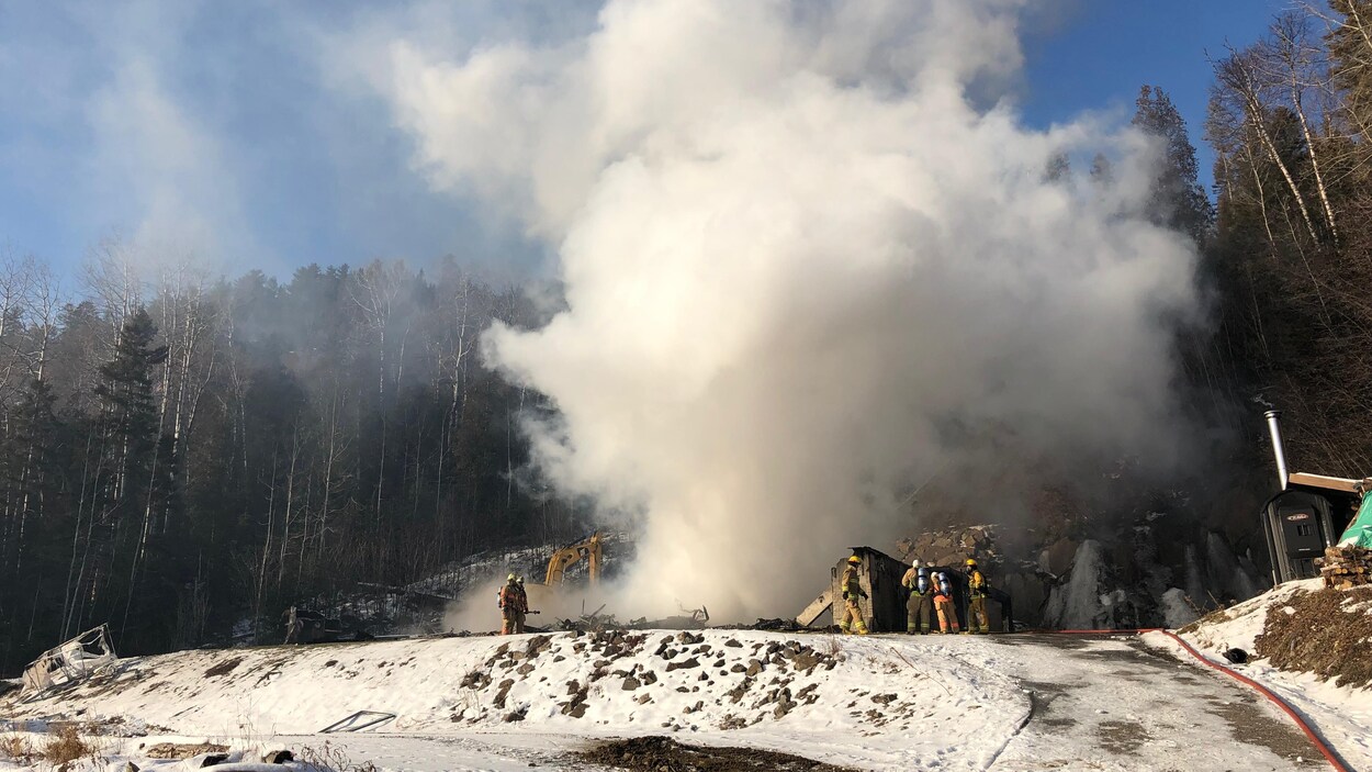 Une auberge détruite par le feu à L’AnseSaintJean RadioCanada.ca