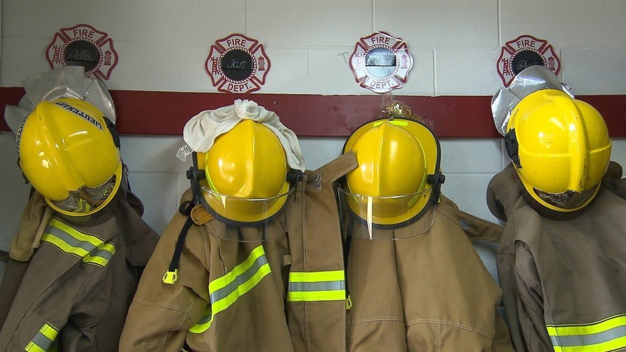 Des uniformes des pompiers volontaires de la caserne de Longue-Pointe-de-Mingan. Des uniformes des pompiers volontaires de la caserne de Longue-Pointe-de-Mingan.