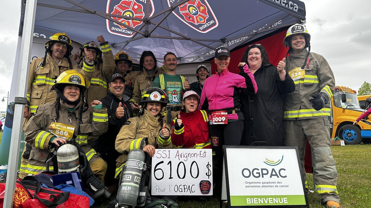 Des pompiers, en tenue de combat, courent au Marathon Baie-des-Chaleurs