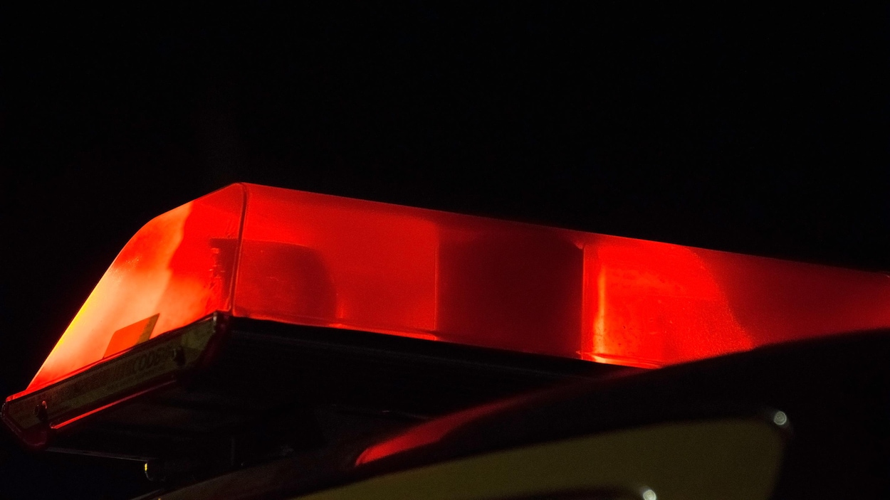 La sirène rouge d'un camion de pompier dans la nuit.