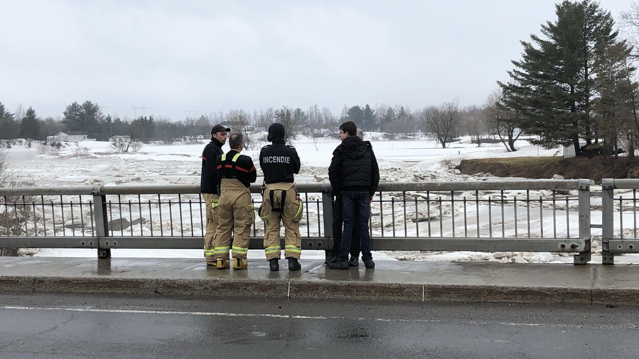 Les pompiers de Lévis surveillent le mouvement des glaces sur la rivière Beaurivage.
