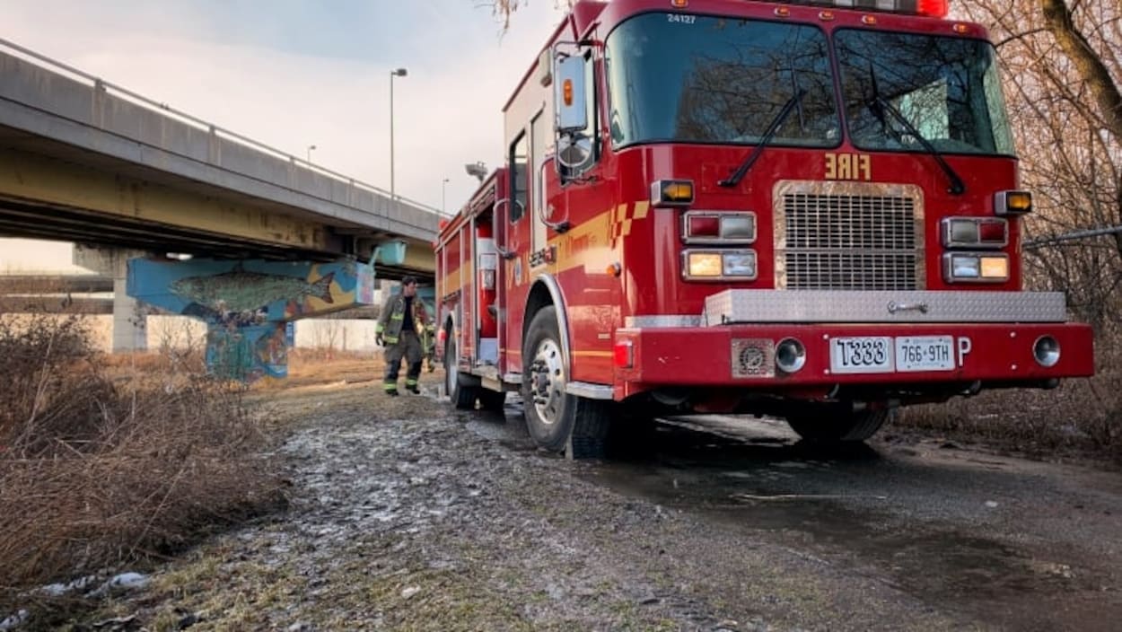 Un camion de pompiers près d'une route