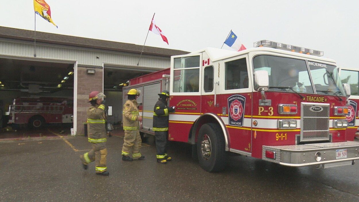 Des pompiers embarquent dans un camion.