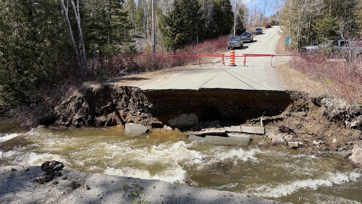 Une route s’effondre à Chandler, des résidences sont isolées
