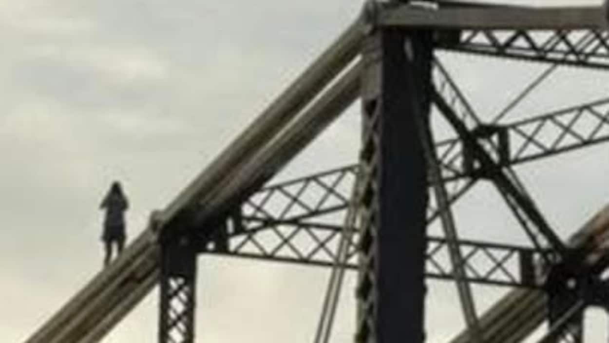 Grimper le pont Alexandra le soir leur coûte 150 $ d’amende